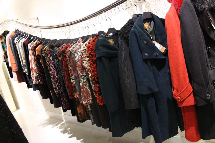 启秀服饰供应品牌折扣女装批发睐lai女装批发走份库存尾货服装