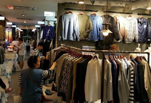 从服装小店到批发女王 一次转型，让她的生意火遍全城